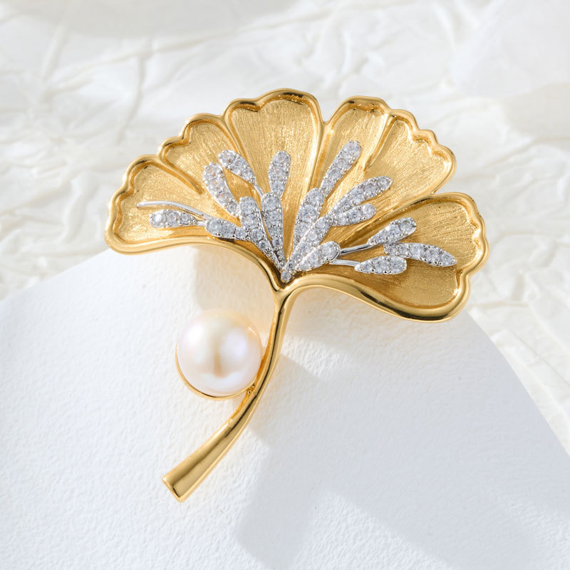 A light luxury and high-end two-color gold brushed ginkgo leaf brooch, copper alloy, real gold electroplated, slightly inlaid zircon brooch