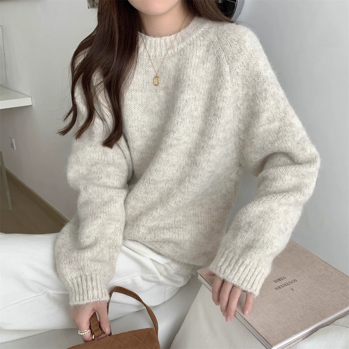 A laid-back oat sweater for women in the 2025 autumn and winter season, featuring a fashionable, soft and warm new look. It's a loose knitted pullover Application Scenario