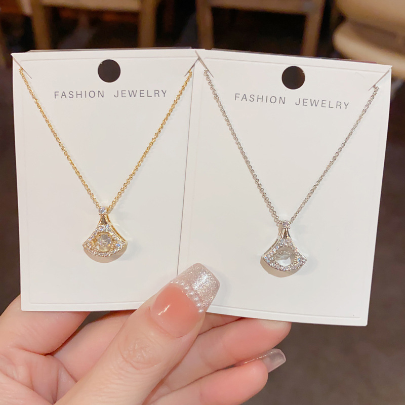 A light luxury, fashionable and high-end zircon fan-shaped pendant necklace with a unique and niche design, exquisite and versatile collarbone chain accessory