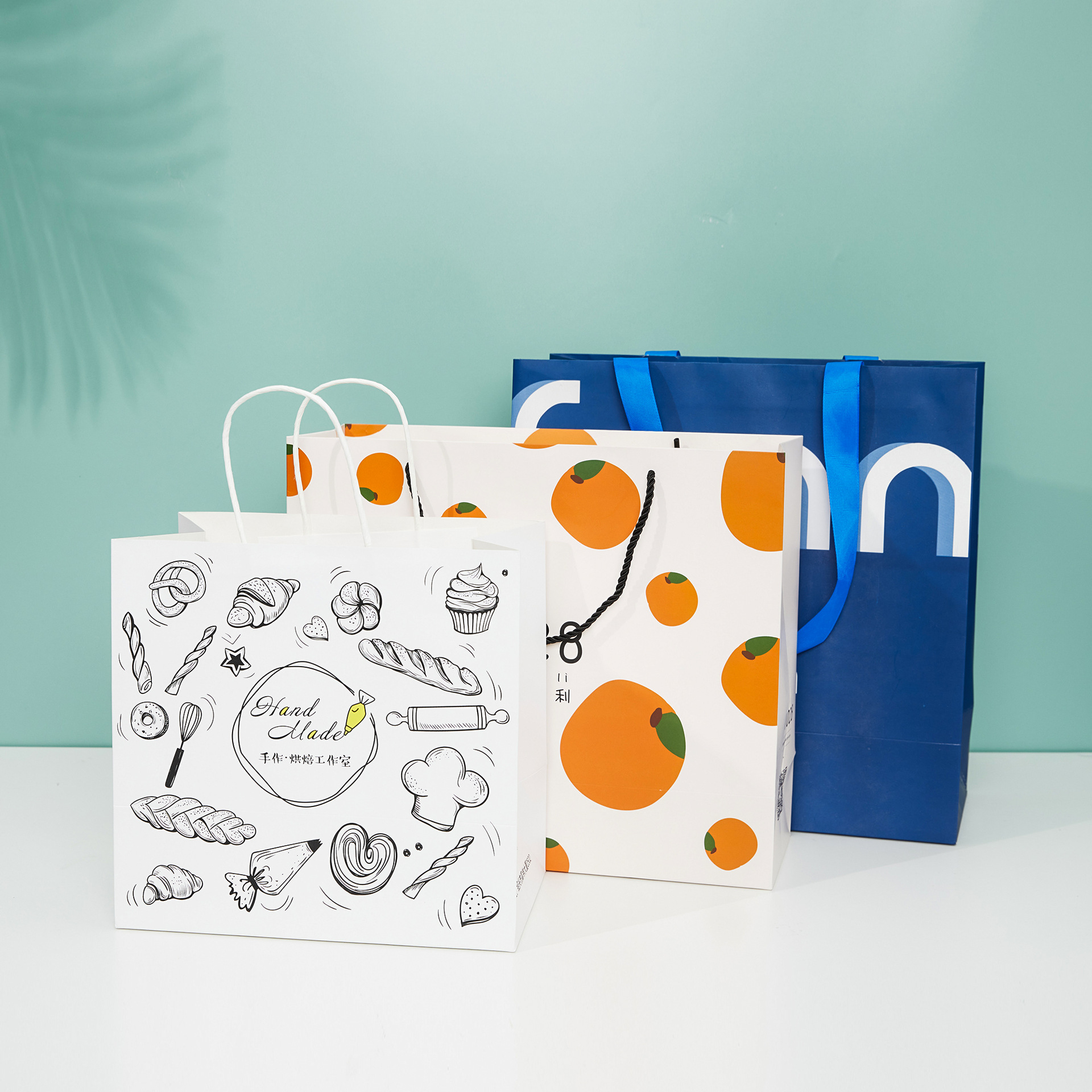Customized white card paper and kraft paper handbags, takeout gift packaging paper bags, milk tea baking clothing bags wholesale Application Scenario