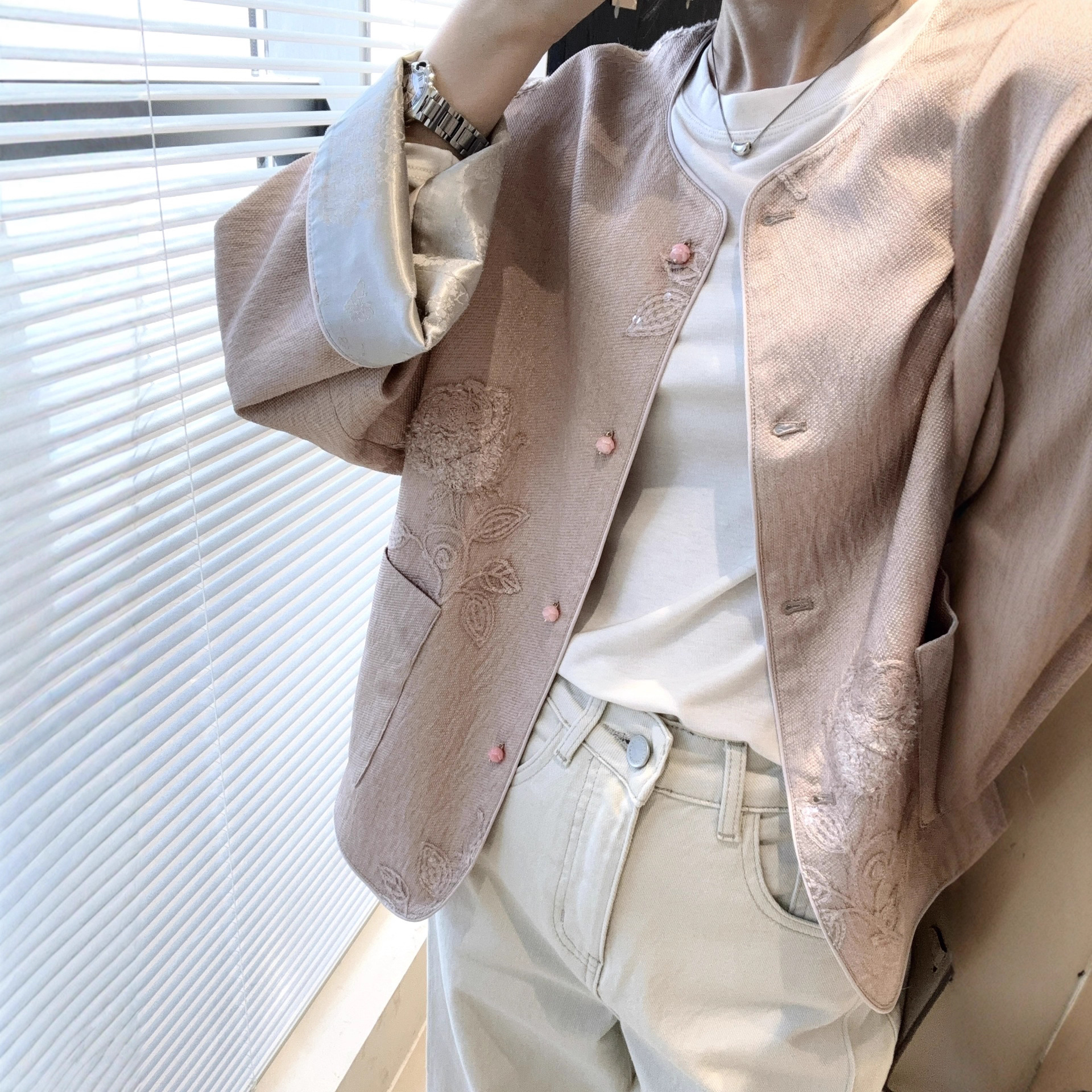 The 2025 new youthful version of the new Chinese-style women's blouse, a stylish pink embroidered jacquard cardigan for women in autumn details Picture