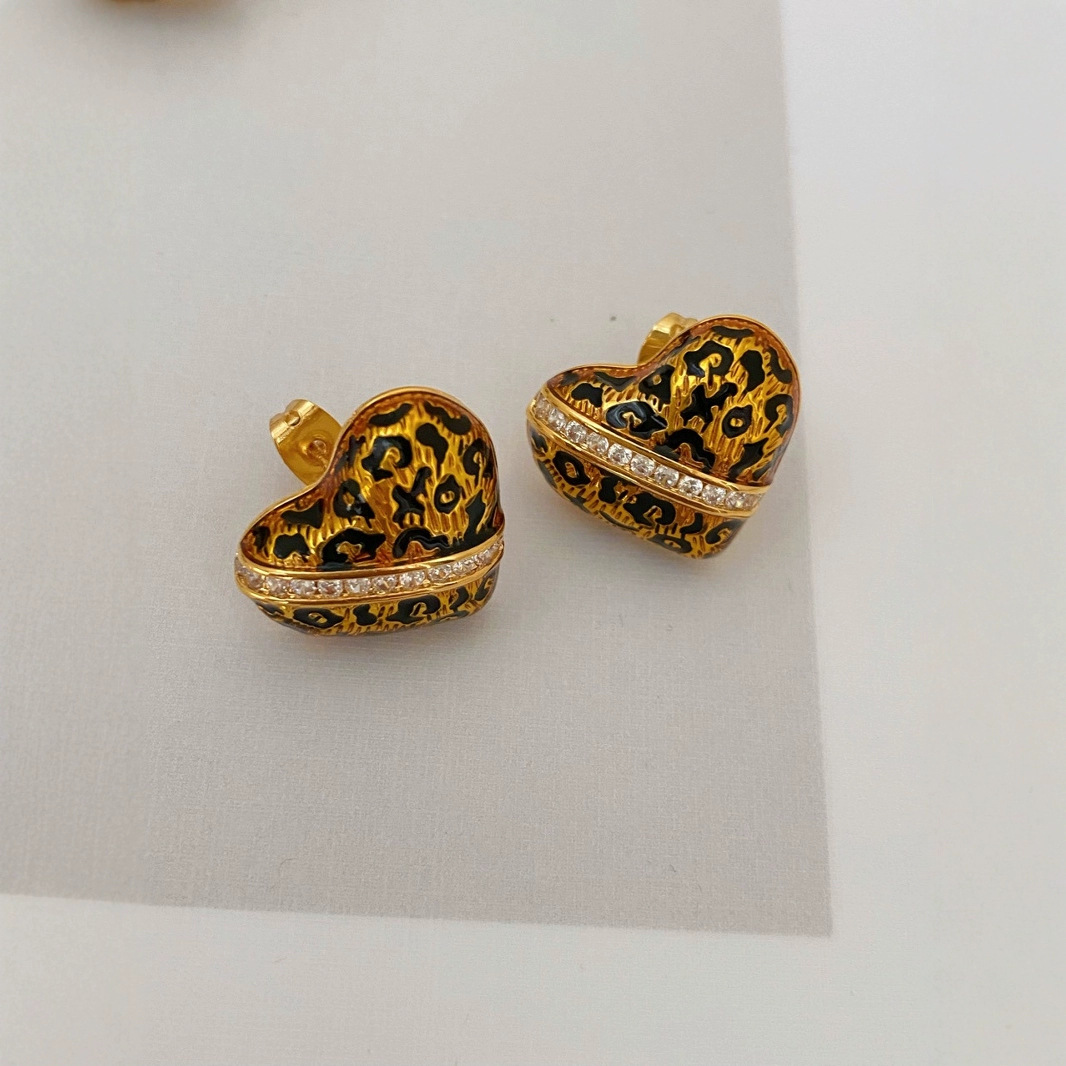 Cross-border European and American niche unique design leopard print 18K gold oil-drip heart-shaped earrings, fashionable and simple women's earrings Application Scenario