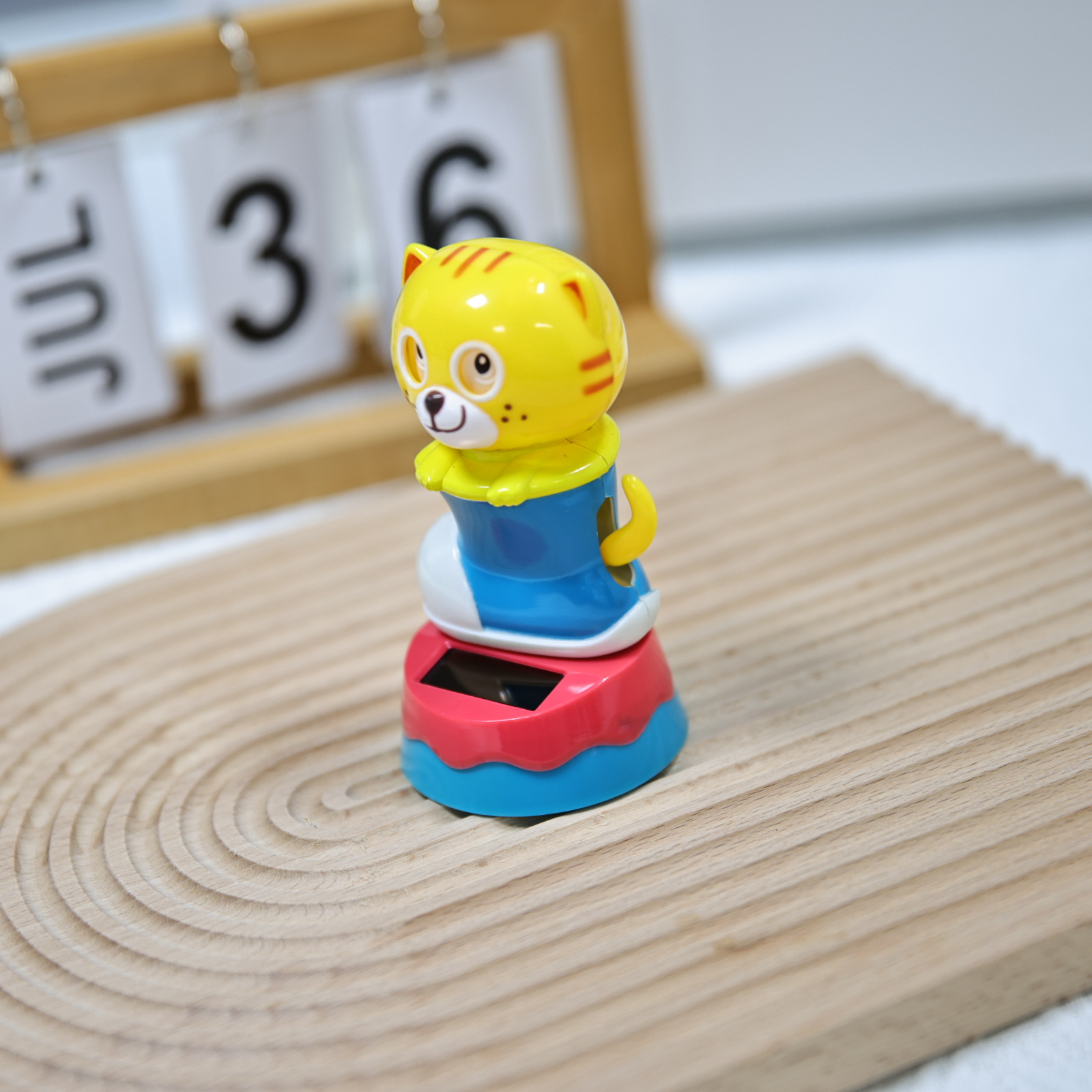 Factory direct sales of car solar automatic rocker, creative and cute animal tiger ornaments and accessories available for wholesale Specification image