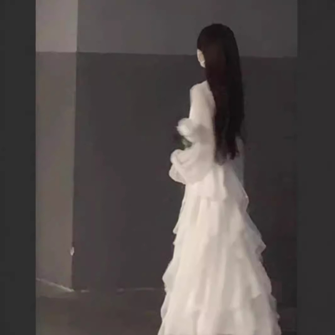 Gentle style, white moonlight dress, fairy-like, super fairy-like, high-end, French style, early autumn pure apricot long-sleeved dress details Picture