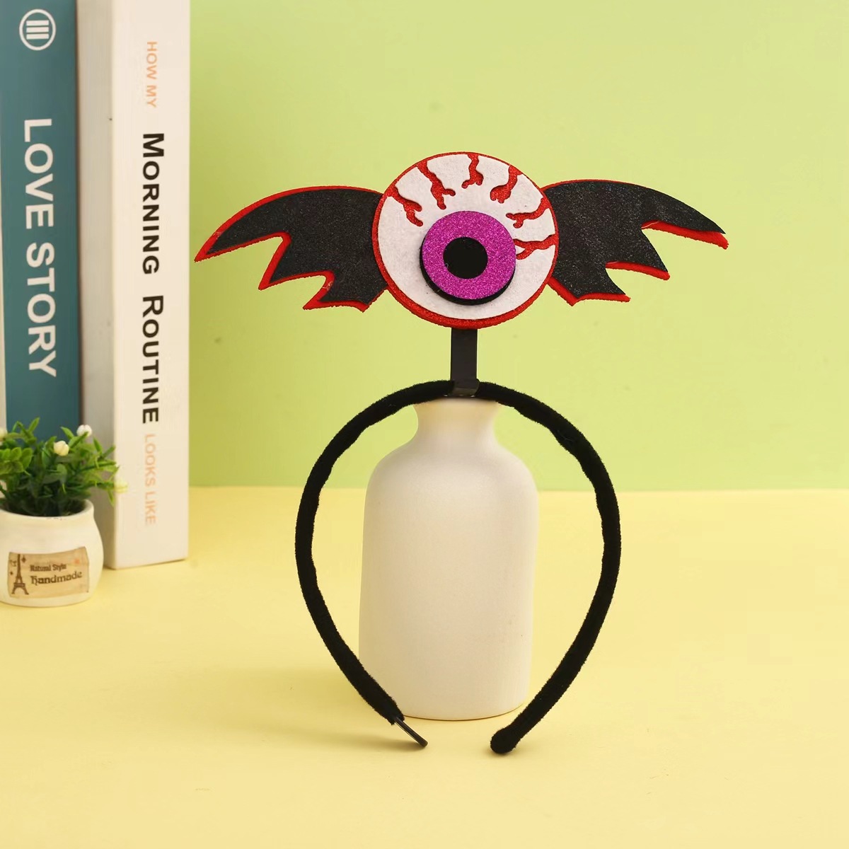 The new Halloween hairband for girls is a funny pumpkin pie. The girl in the hairband cosplay as a hairpin and a evil headwear Specification image