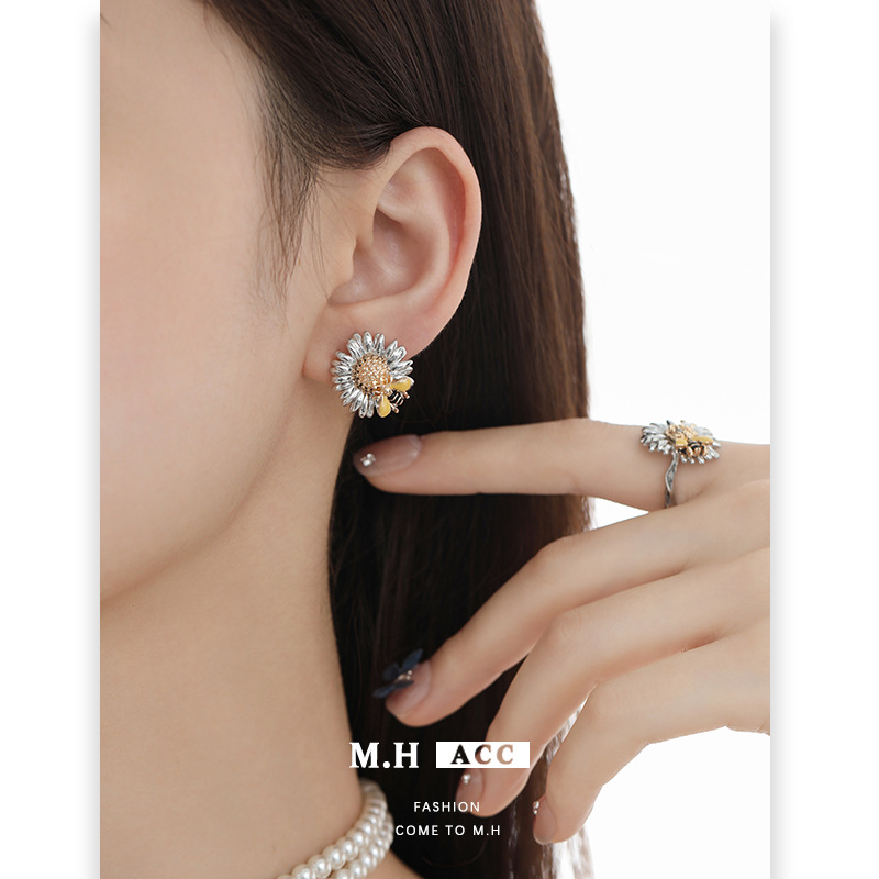 Daisy series earrings, original design for women, sweet and fashionable, original design, high-end and exquisite, 925 silver needle earrings Specification image