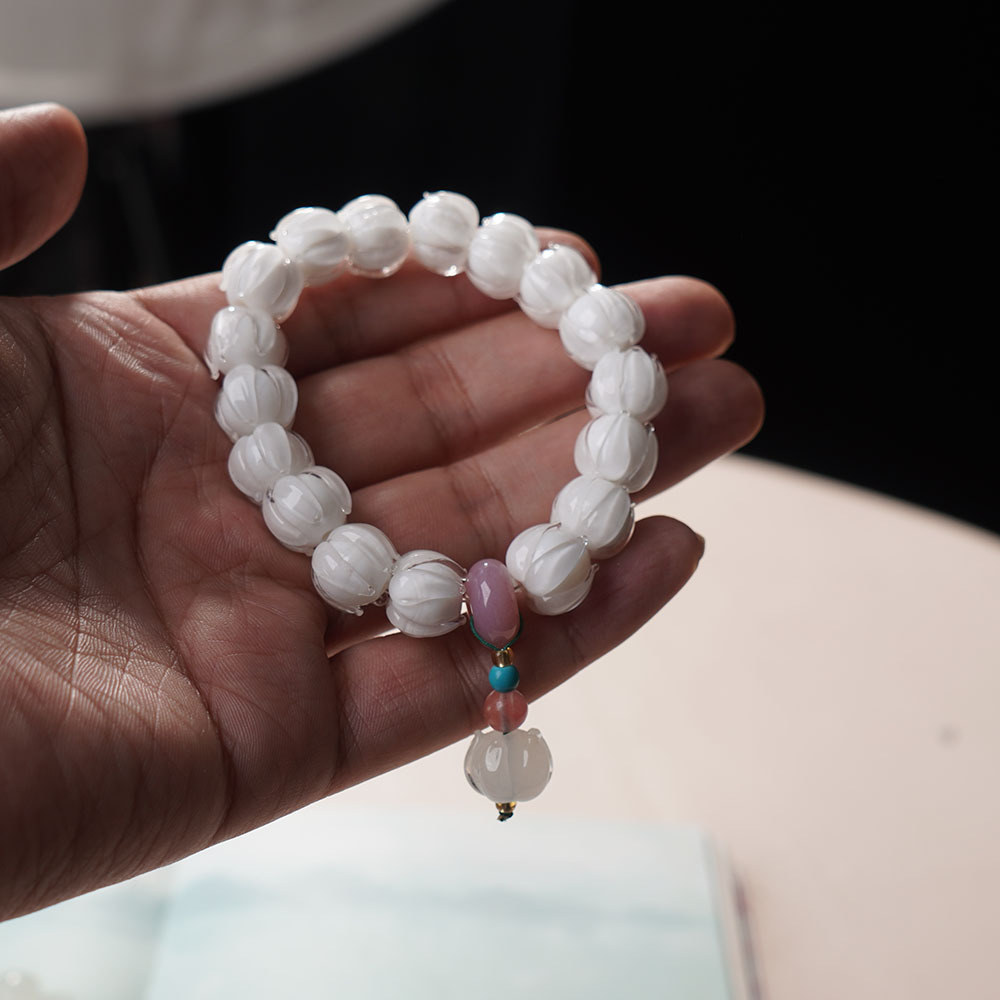 The new Mu Shan purple glass bracelet with a female lotus pod in a cold and elegant style, a natural fluorite lion dance bracelet, is very popular