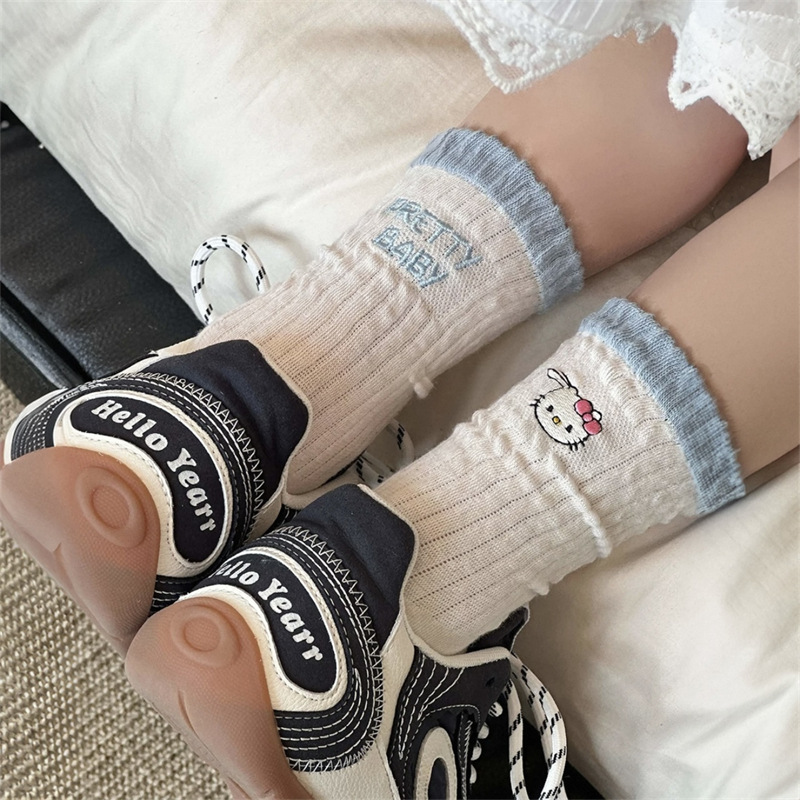 Korean KT cat socks for women, Japanese cartoon AB embroidery contrasting color cat letter mid-calf socks, niche and sweet pile socks Specification image