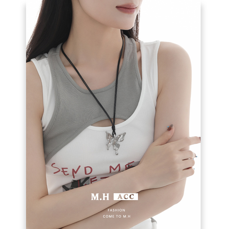 A cold and cool metal butterfly necklace, an original design for women, with a niche and cold style. It's a versatile pendant for daily commuting and a collarbone chain Specification image