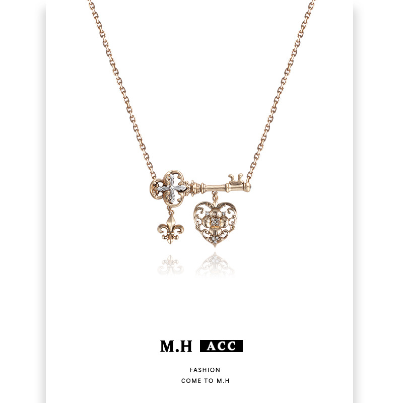A new original design of the light luxury iris heart-shaped key necklace, a fashionable, simple and versatile high-end sweater chain for women