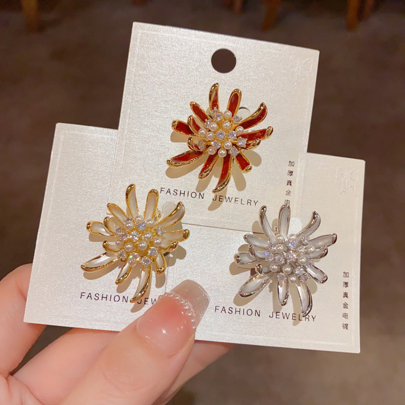 French light luxury fashion, unique design sense, diamond-encrusted pearl fireworks brooch style, individual retro coat, corsage accessory