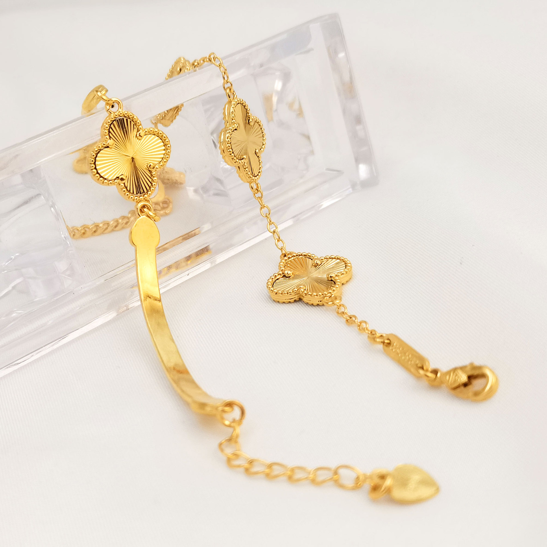 Factory direct sales of fashionable golden versatile bracelets, Korean version popular lucky four-leaf clover gold-plated bracelets and wristbands wholesale Specification drawing