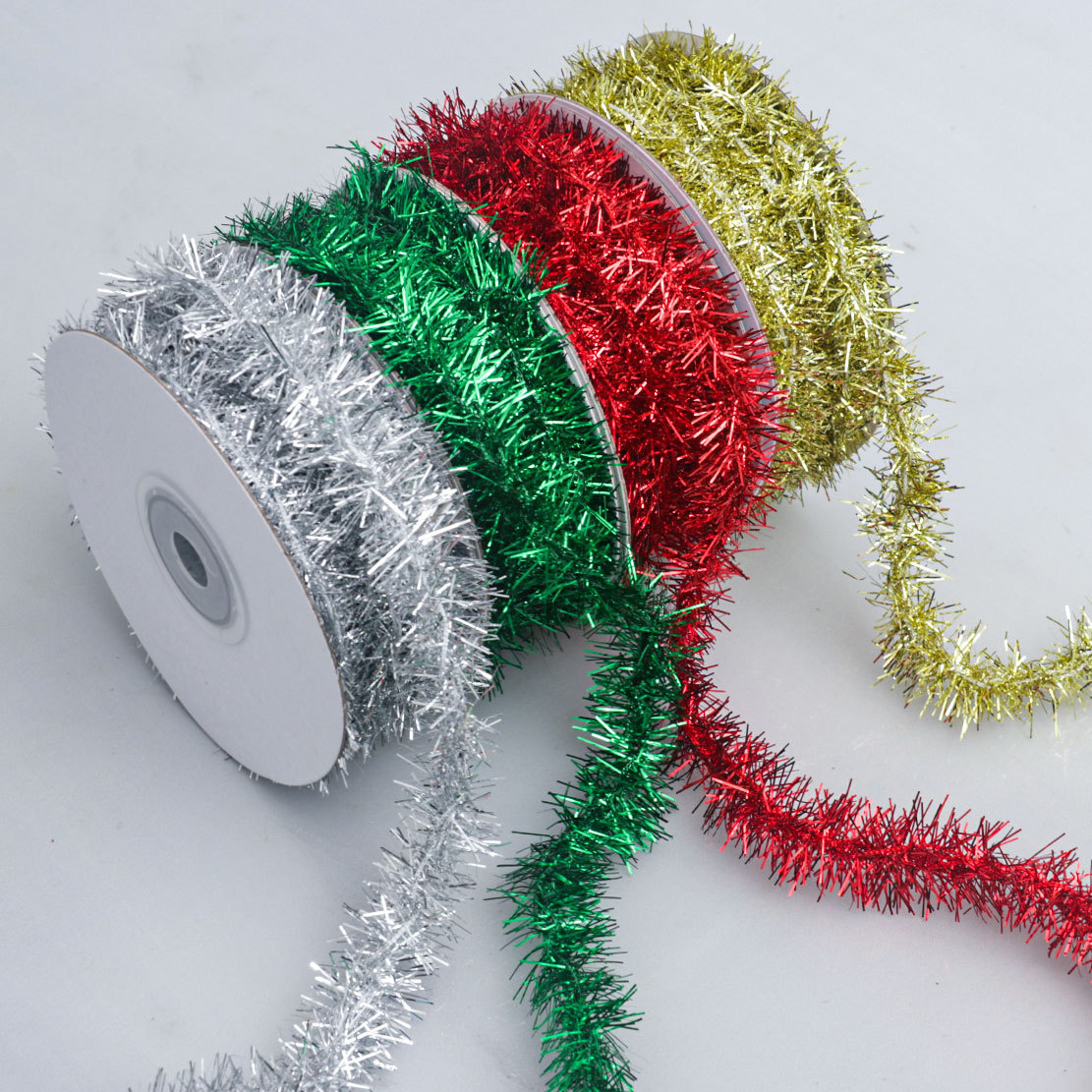 Cross-border Christmas festival colorful festival decorations, gold and silver colored strips, handcrafted strings, woolen strips, Christmas threads, scallion strips Application Scenario
