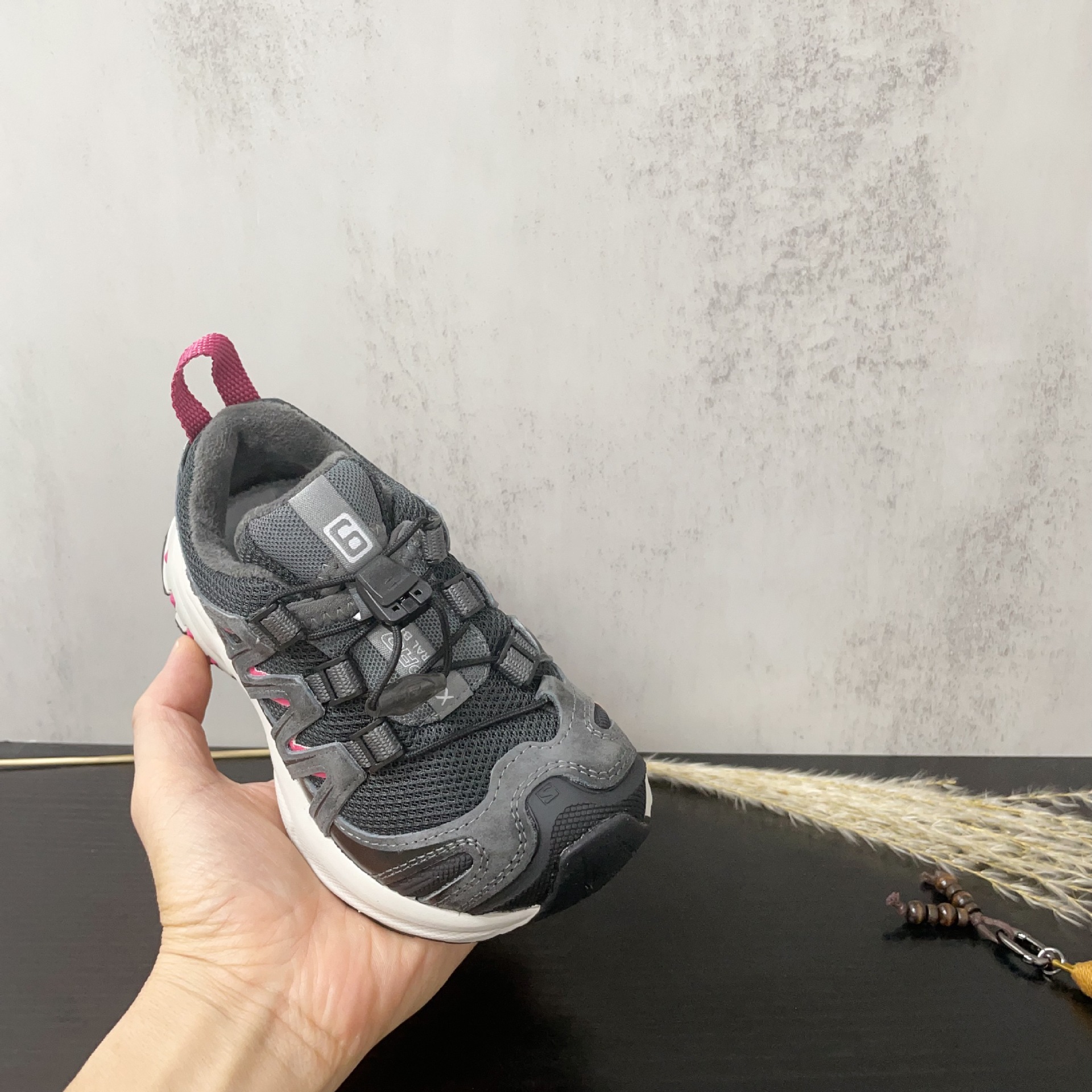 Classic color-blocked pattern decorative spliced drawstring fleece warm sports shoes for men and women in winter 2025 Application Scenario