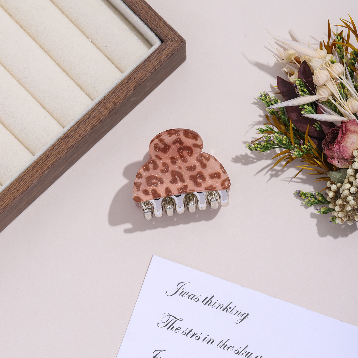 Cross-border European and American leopard print fabric plate hair clips, acrylic semi-tied hair clips, women's top clips, bangs hair clips, medium and small hair accessory manufacturers Specification image