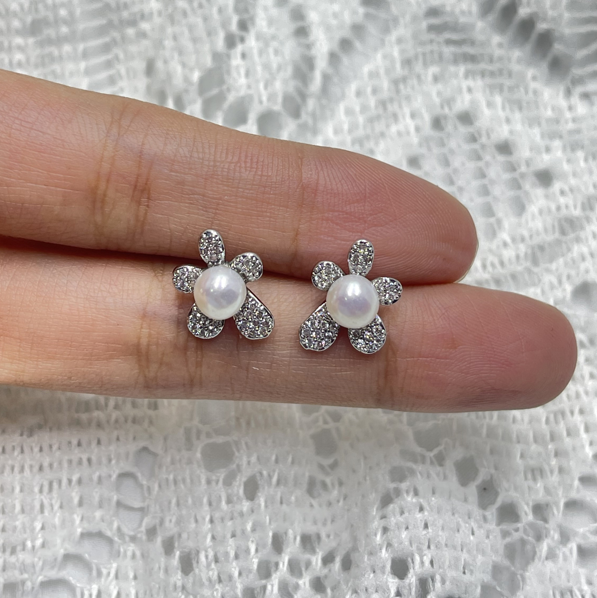 S925 Silver Needle Natural pearl ear studs, flower daisies, girls no need to pick and cultivate ear pearls, exquisite student earrings
