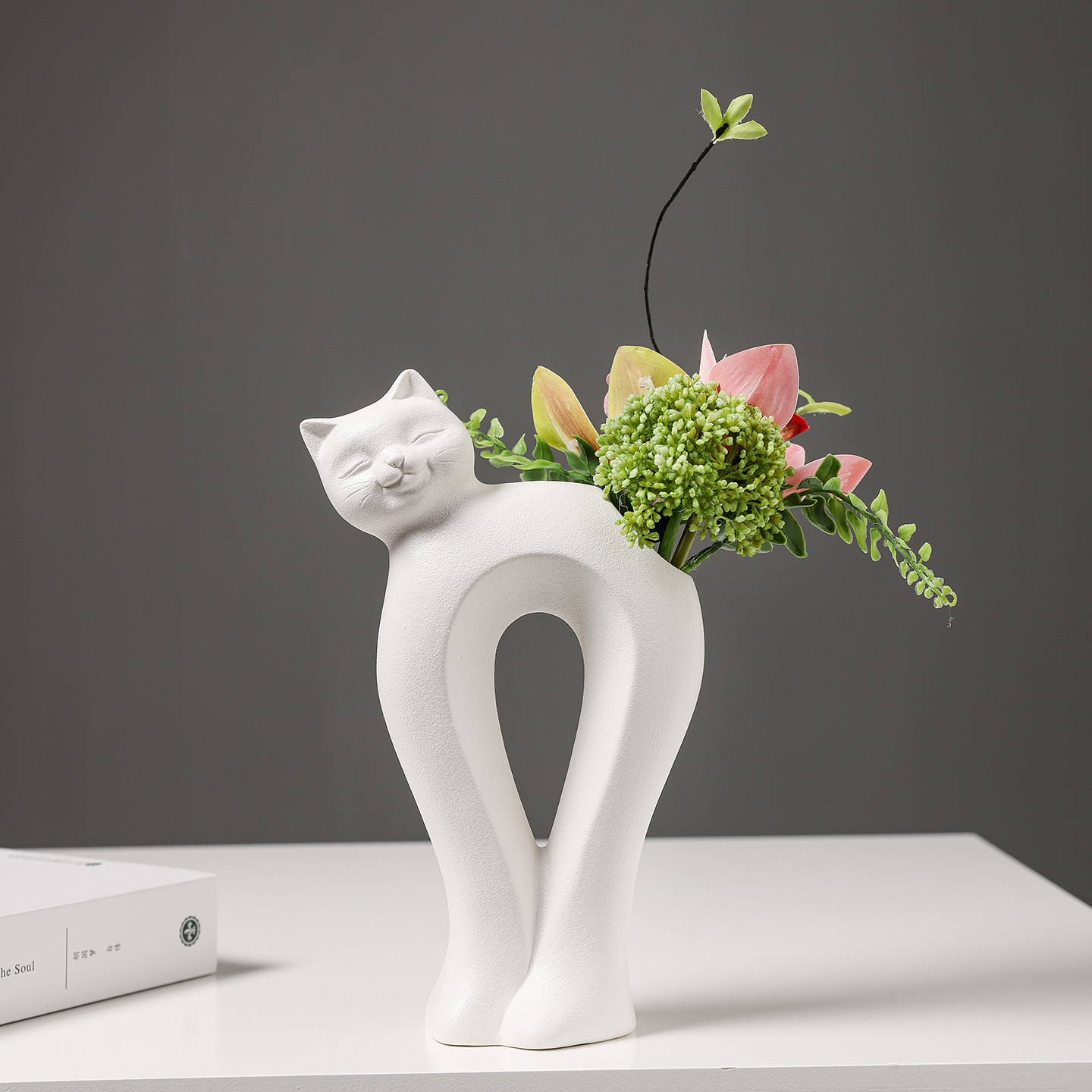 2025 Nordic ceramic vase ornaments, modern and simple hotel living room, wine cabinet, entrance hall, high-end flower arrangement decorations, artistic displays Application Scenario