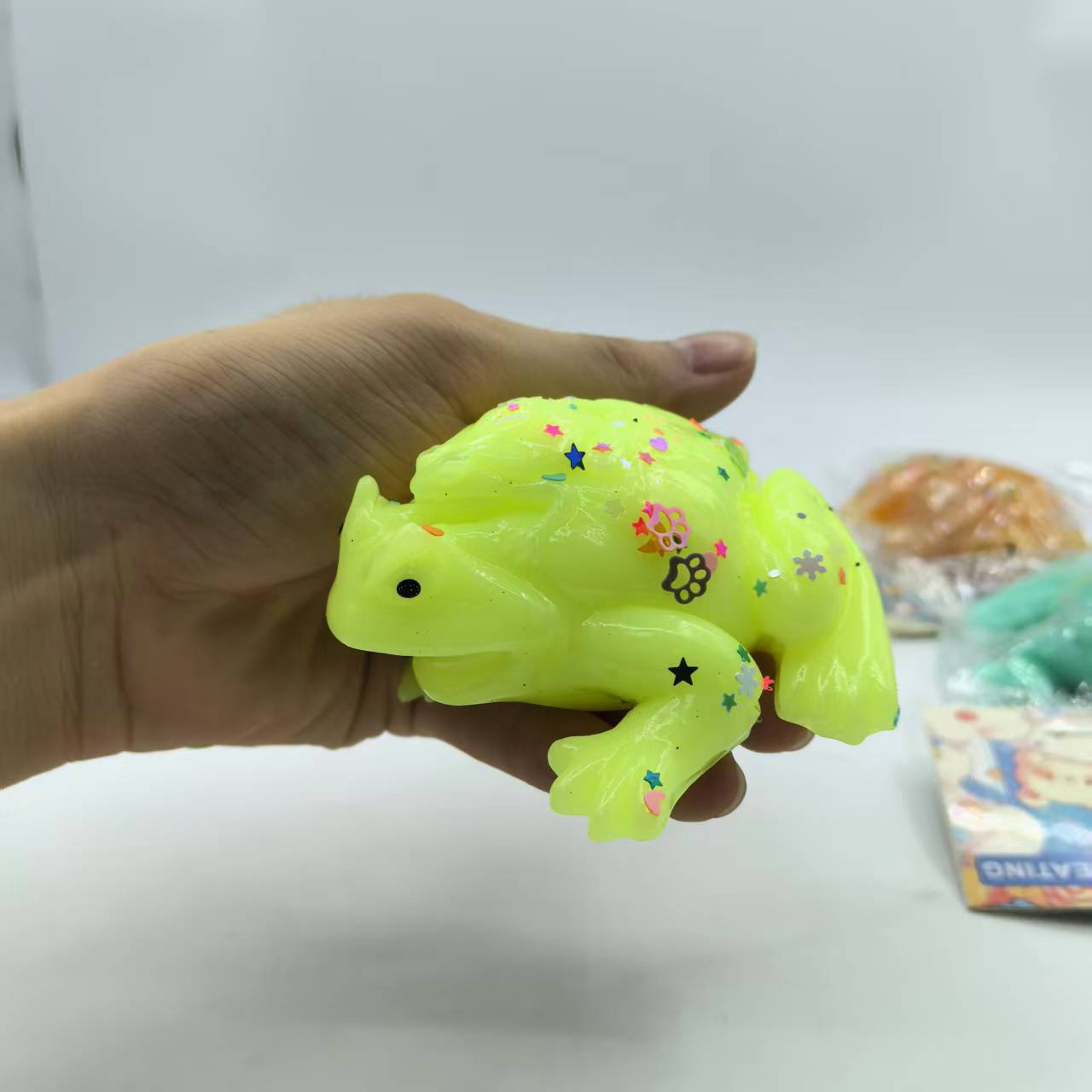 New type of card head simulation mother and child frog Pinching fun stress-relieving toy factory direct sales Application Scenario