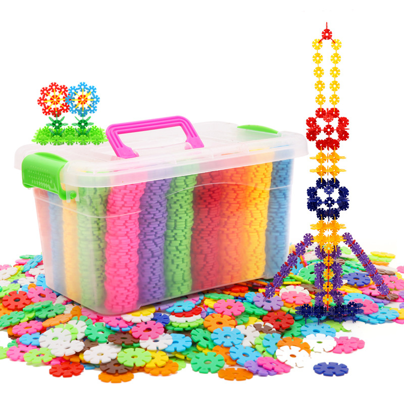 Wholesale of large, thickened and assembled snowflake building blocks for kindergarten desktop educational toys in small boxes Application Scenario