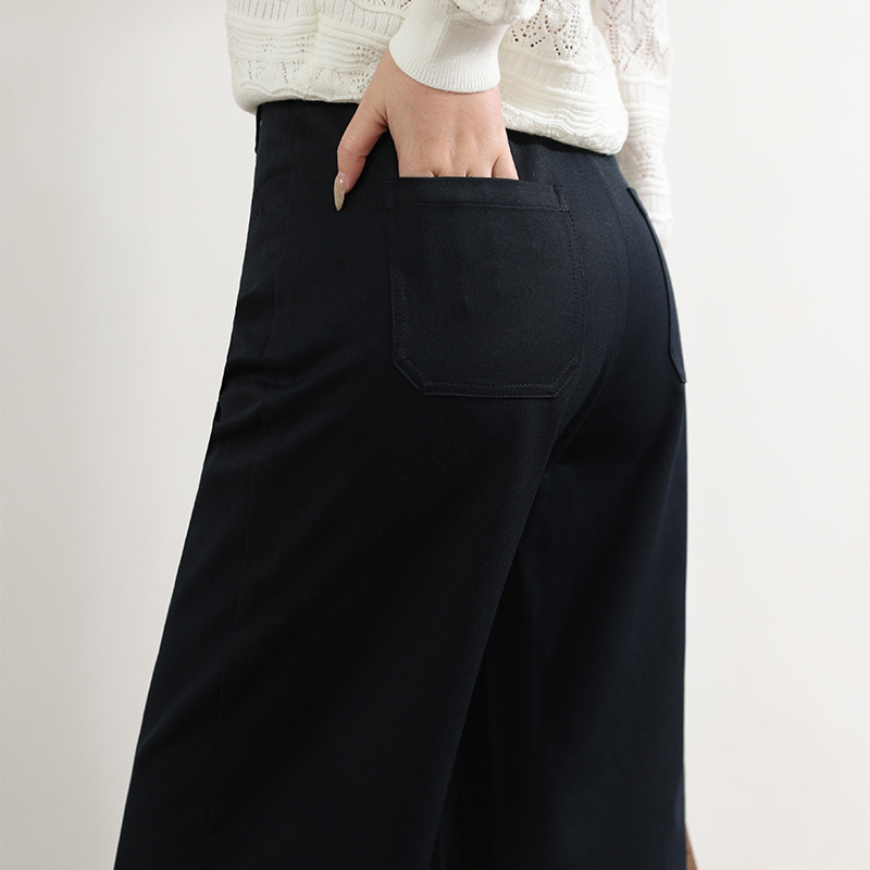 The new navy blue casual women's trousers that accentuate the legs, make them look straight and slim, with a simple and versatile design at the back Application Scenario