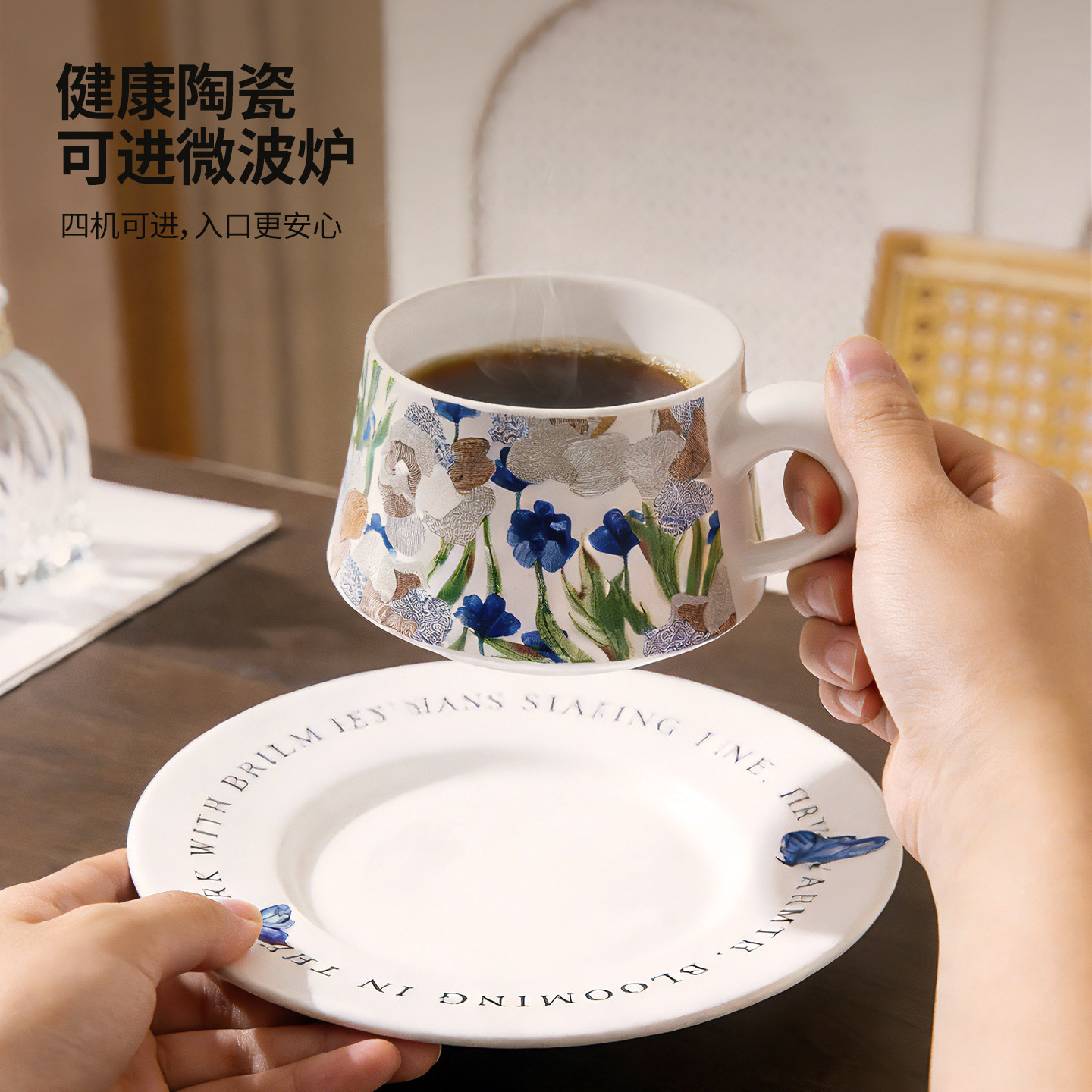 هدية عيد الميلاد: هدية من فتاة لصديقتها، كأس القهوة الجديد للصديقين Specification image