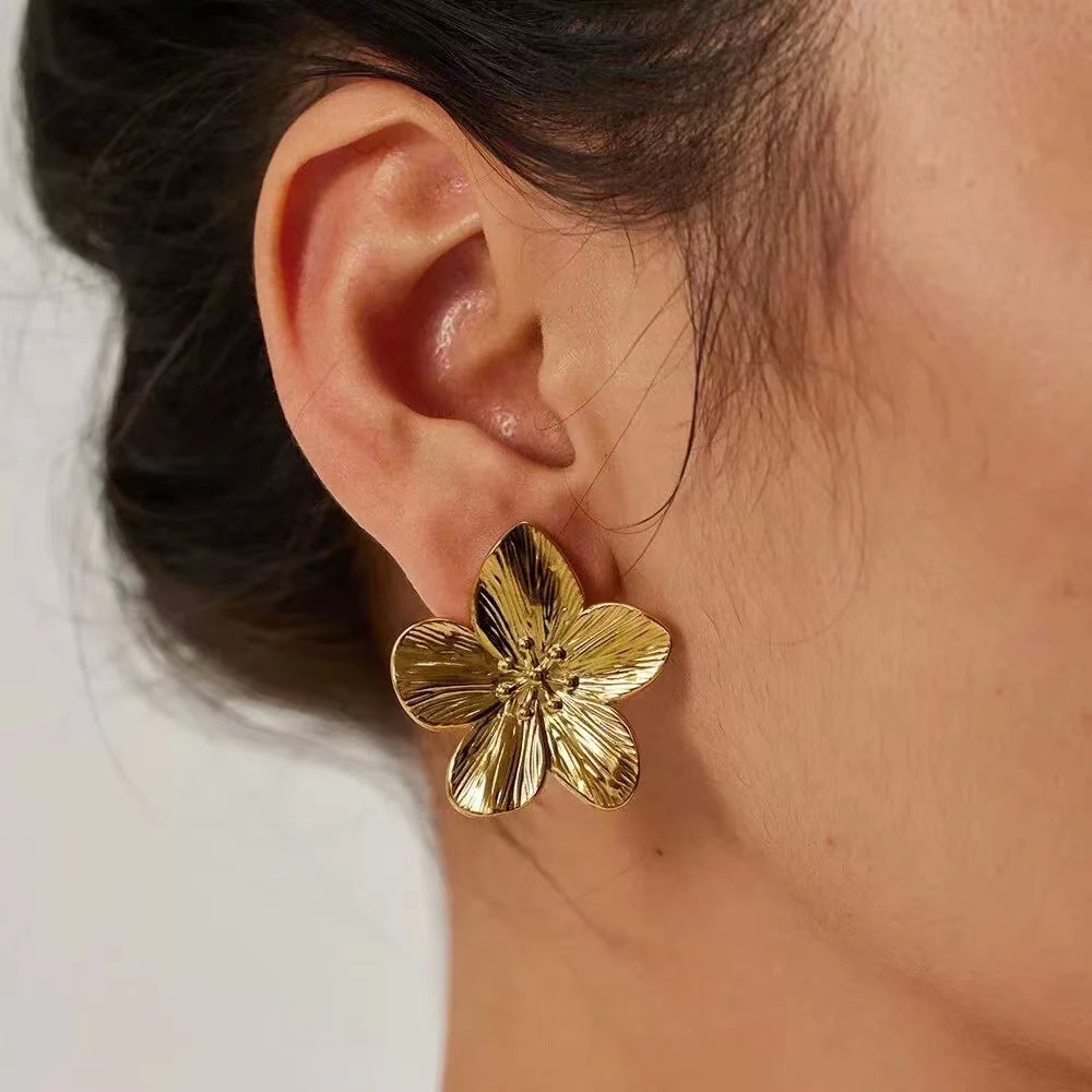 European and American cross-border golden flower exaggerated earrings, retro five-petal flower earrings, stud earrings, niche ins high-end stud earrings for women details Picture