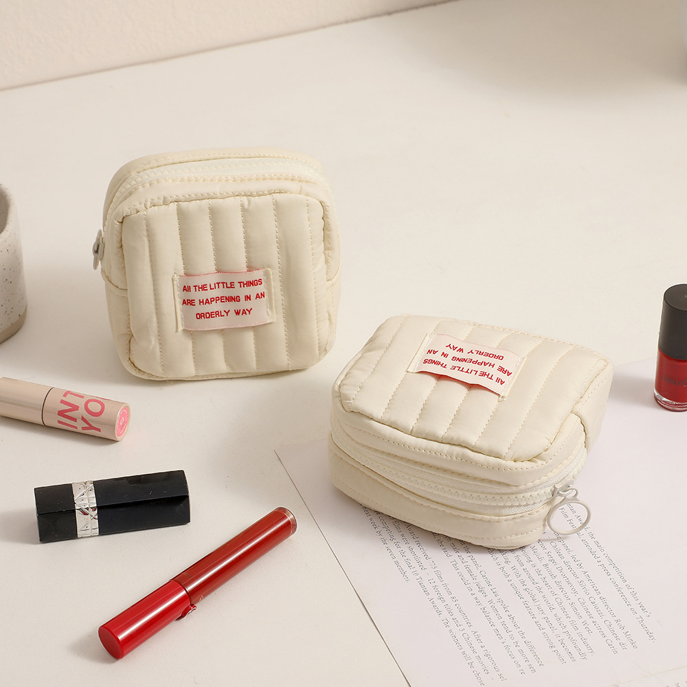 Simple and niche quilted bag for women, portable with high appearance standards, lipstick and cosmetics storage bag, student niche loose change headphones