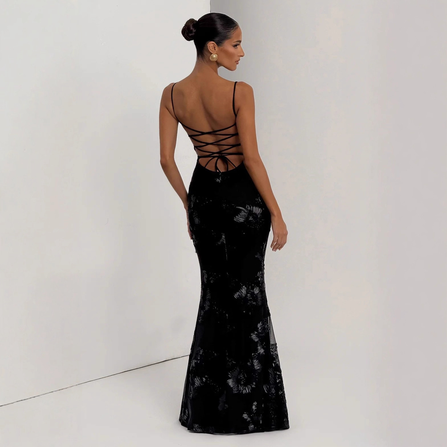 Flower-decorated evening dress for women's high-end banquets, elegant halter dress, slimming French backless solid color long dress Specification drawing
