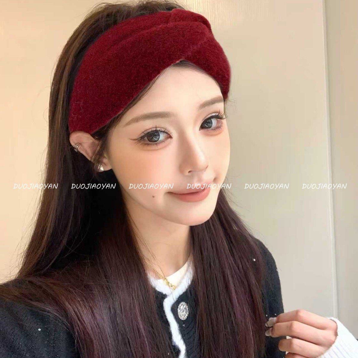 The new retro cross-knitted woolen hair for autumn and winter features a wide band, soft and high-end feel, warmth, windproof, forehead protection and feminine charm details Picture