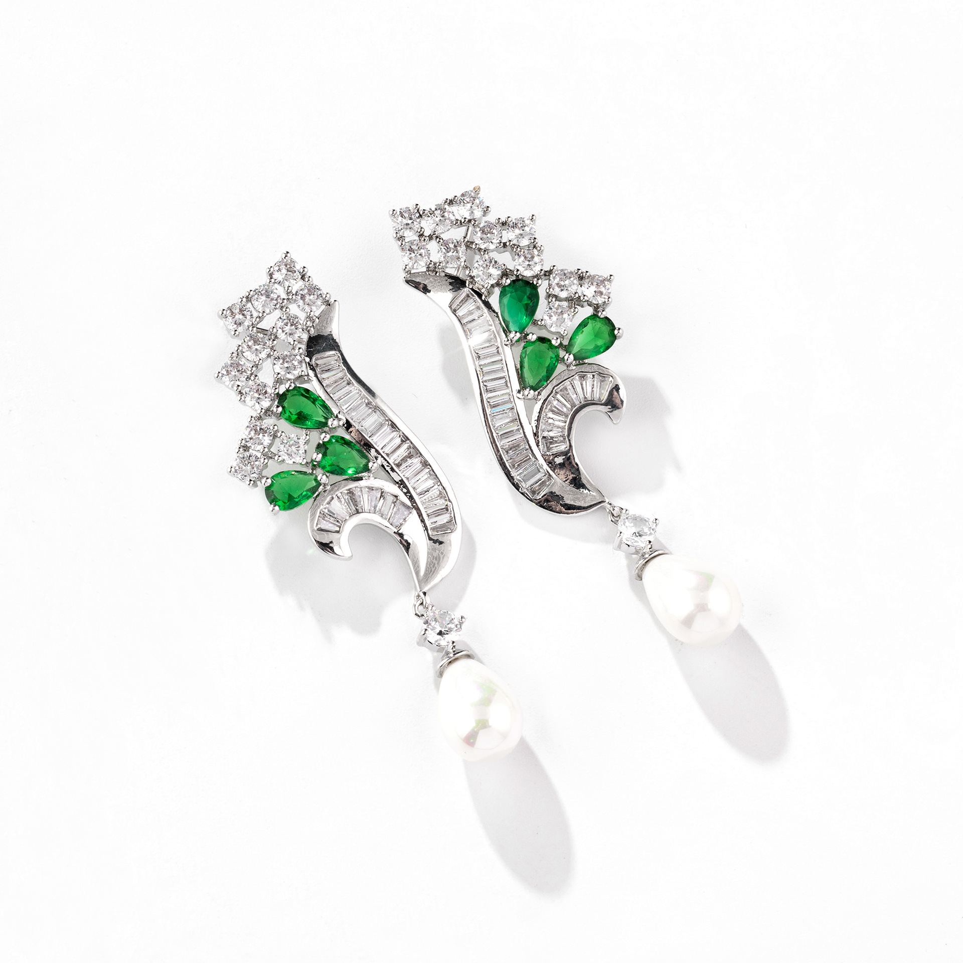 Cross-border European and American heavy industry geometric full diamond copper set zircon earrings, women's light luxury style, individual stud earrings, high-end sense earrings LY5687 Getisa jewelry, fashionable jewelry, banquet dress earrings, tassel earrings Item Picture