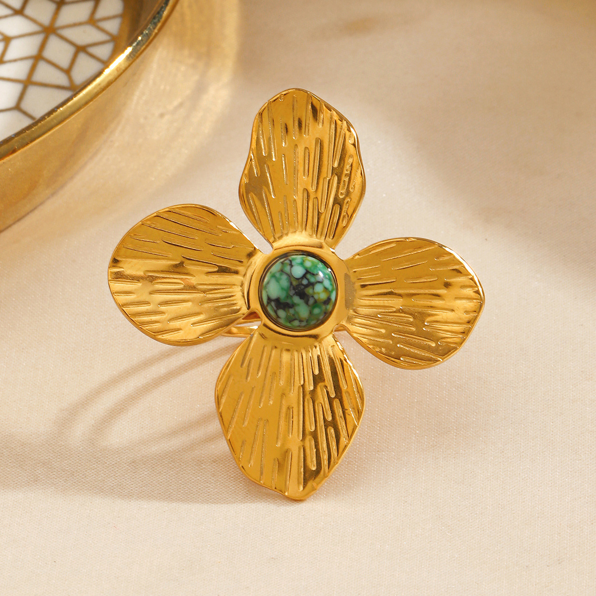 Wholesale of stainless steel exaggerated flower rings with fashionable European and American style and natural stone inlaid titanium steel rings