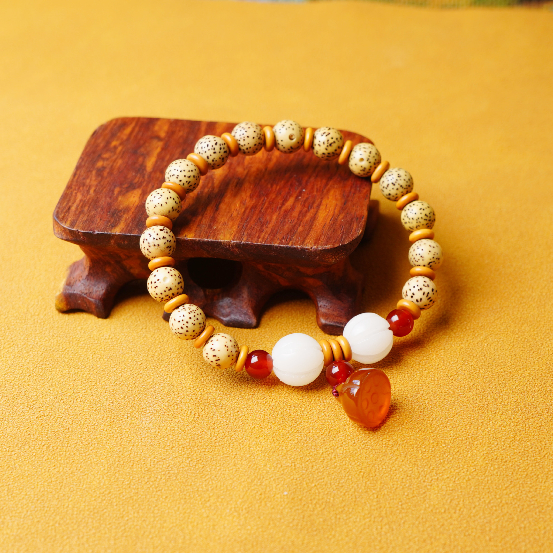 Natural Hainan chicken oil Yellow Star moon Bodhi bracelet Lotus pod Bodhi seed Buddhist Prayer bead bracelet, retro cultural and artistic accessories details Picture