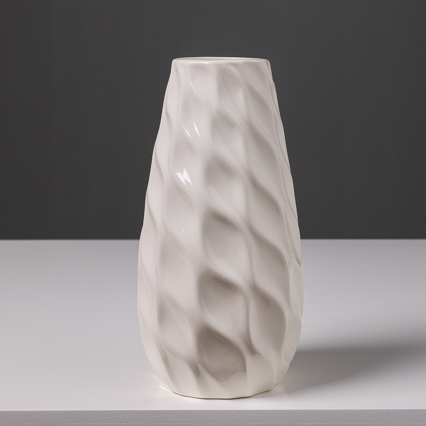 On December 9, 2025, a cream-style ins French ceramic vase with a sense of high-end hydroponic rose flowers, a home dried flower decorative item Application Scenario