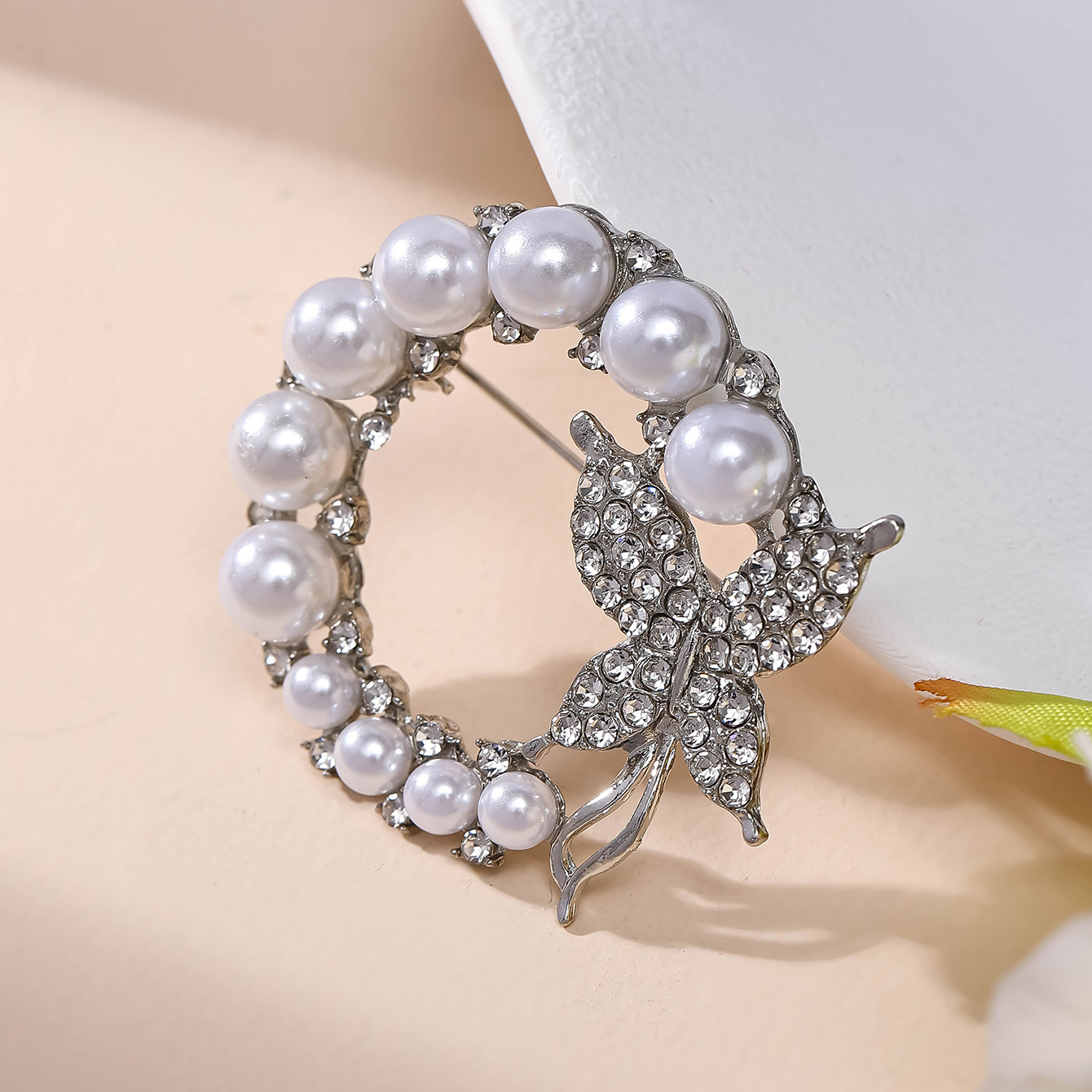 Creative camellia flower shell brooch, coat suit brooch clasp, new fashionable clothing pin with accessory brooch Specification image