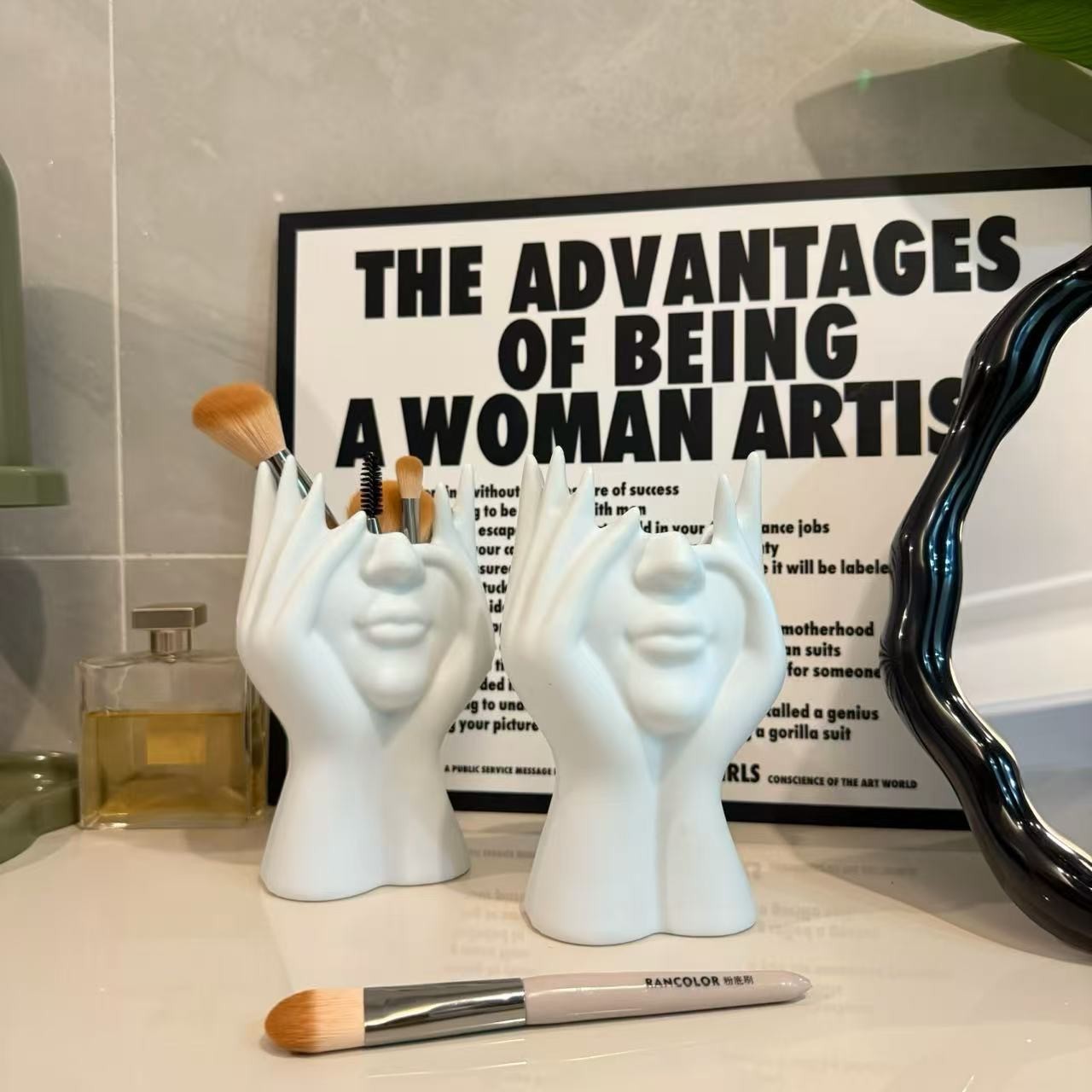 Cross-border high-appearure-level makeup brush storage holder, facial art dressing table desktop, multi-functional cosmetics storage pen holder details Picture