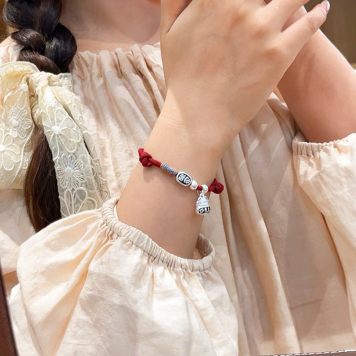"Everyday Happiness Maneki Neko Zodiac Year Antique woven red rope bracelet, national trend Niche design, couple copper plated with hidden silver. Application Scenario