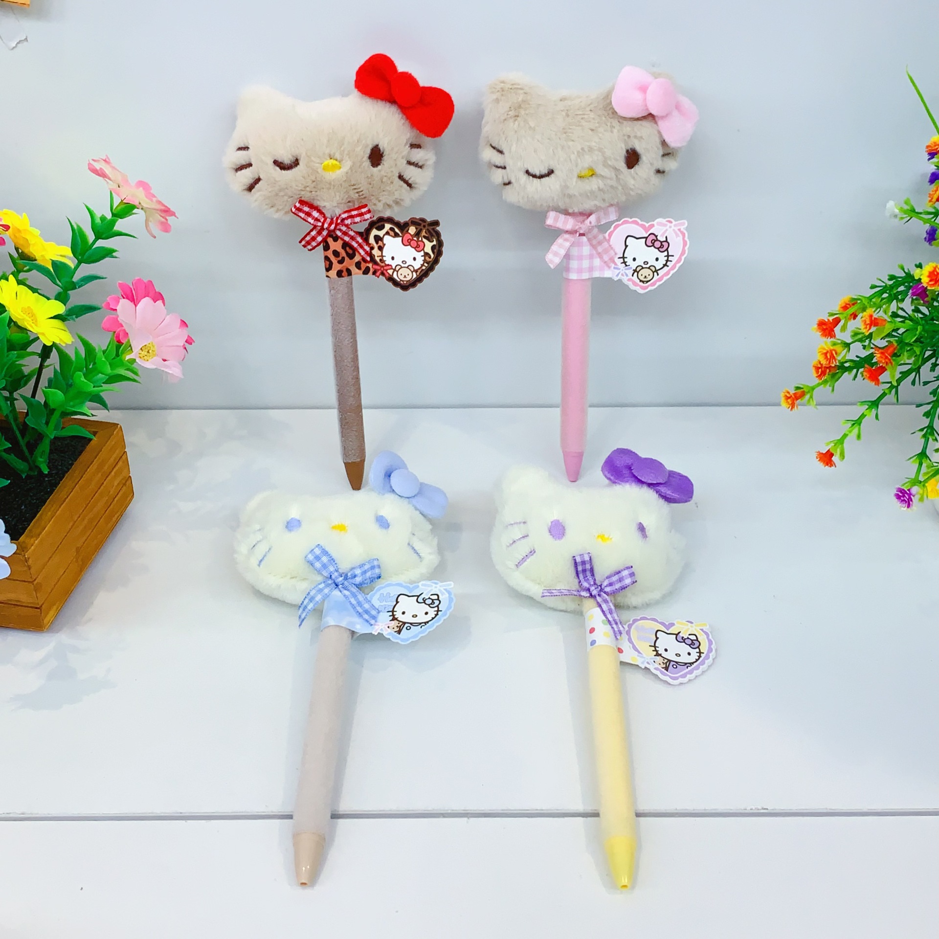 The new Hello Kitty plush press gel pen is cute and fun. The top of the plush press has a core that makes writing smooth details Picture