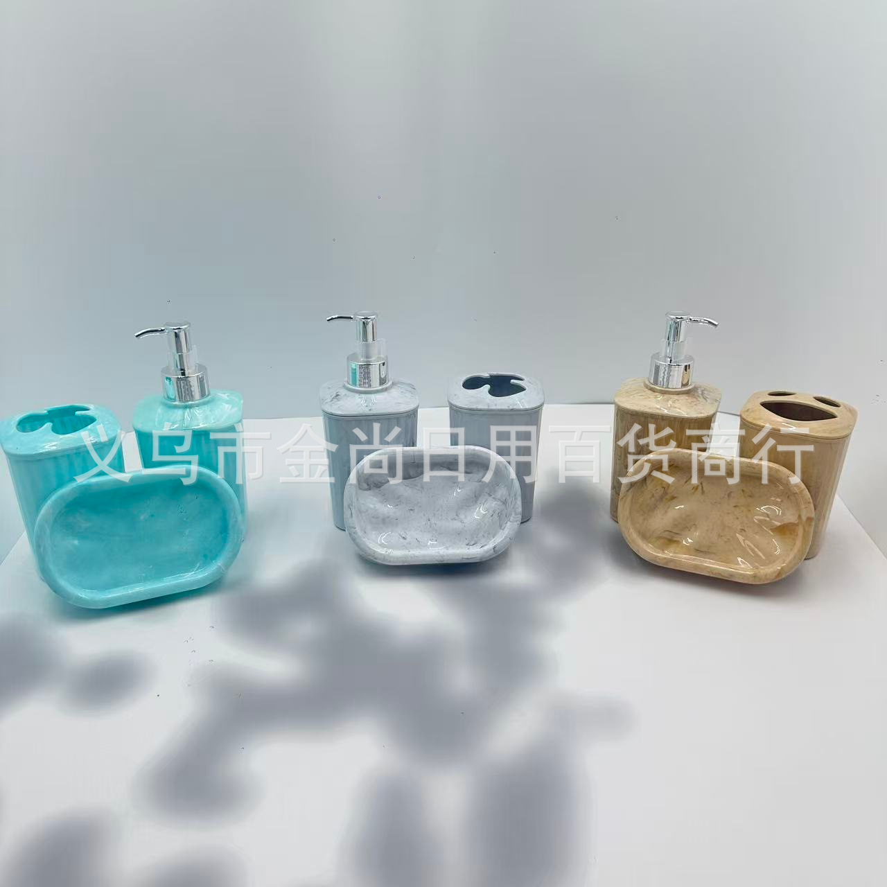 A light luxury round square PP flow-patterned three-color lotion bottle, gold and silver pump head, soap box, mouth cup and three-piece toiletries set Specification image