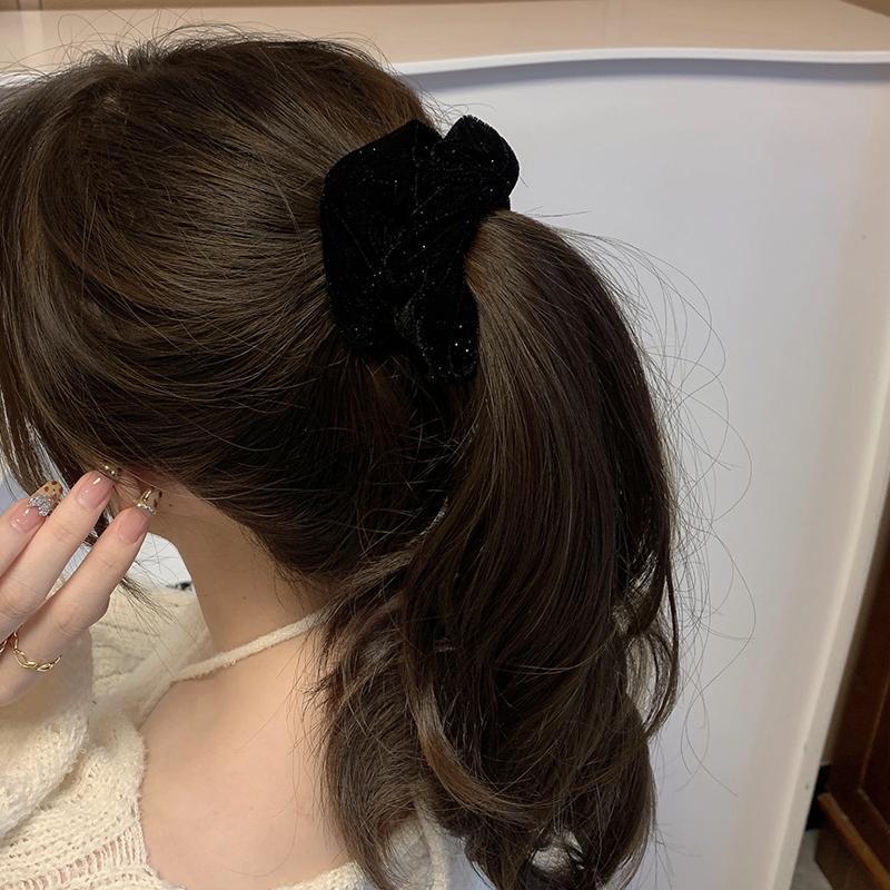 New velvet shiny silk large intestine hair band, autumn and winter bun hair tie, high elasticity hair tie at the back of the head, hair band for women Application Scenario