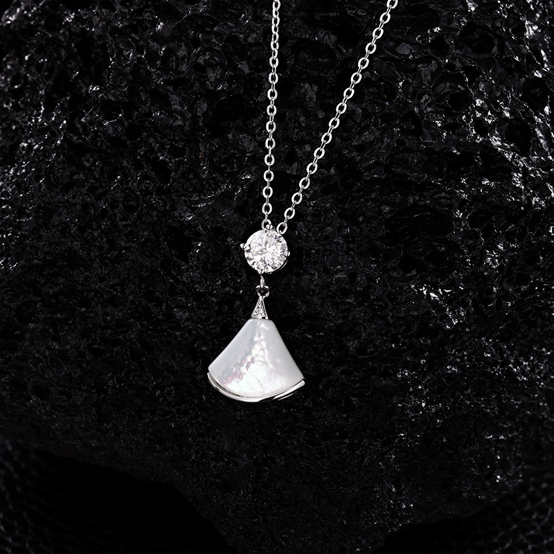 Zhuoheng Select s925 sterling silver fan-shaped moissanite necklace, high-end design sense, fashionable pendant, simple and niche collarbone