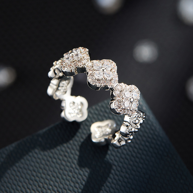 Nicho ligero de lujo azul turquesa trébol anillo de apertura aleación de cobre micro inserto de circonio ajustable anillo de dedo índice anillo anillo Application Scenario