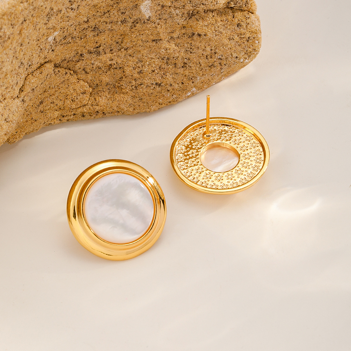 Nasha Cross-border exclusive natural shell stud earrings, a niche and high-end look with a cold style, European and American earrings, versatile daily earrings Application Scenario