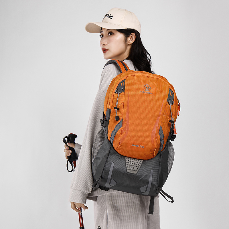 The new men's backpack for hiking in 2025, with large capacity and contrasting colors, is fashionable for outdoor travel and cross-border trade details Picture