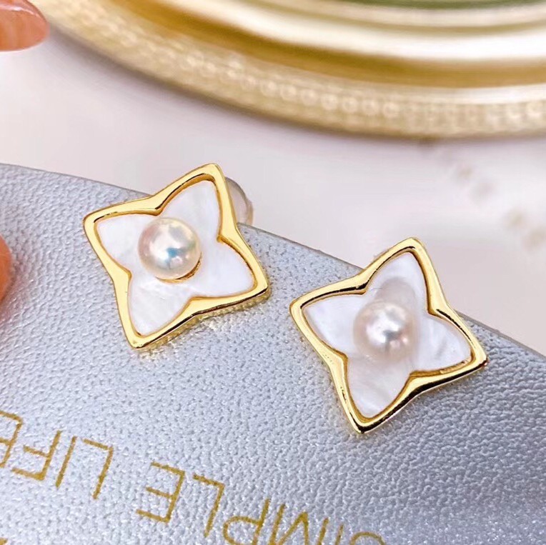 New high-end design, niche style, freshwater pearl stud earrings, women's trendy four-leaf clover earrings, exquisite, light luxury and versatile details Picture