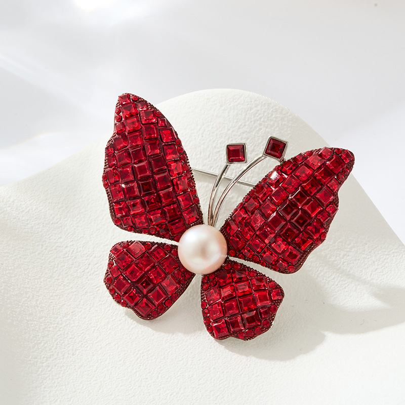 Original design, light luxury and retro, full diamond butterfly brooch, available in three colors, copper alloy freshwater pearl high-end brooch Application Scenario