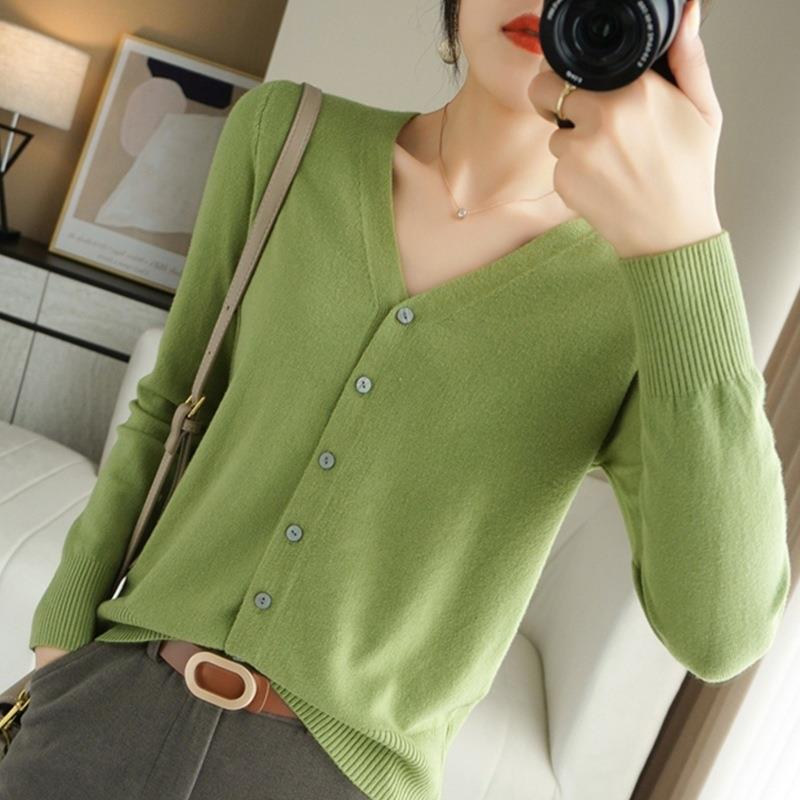 Wholesale 2025 Spring and autumn new knitted sweater V-neck cardigan women's coat solid color loose short style paired with sweater spring