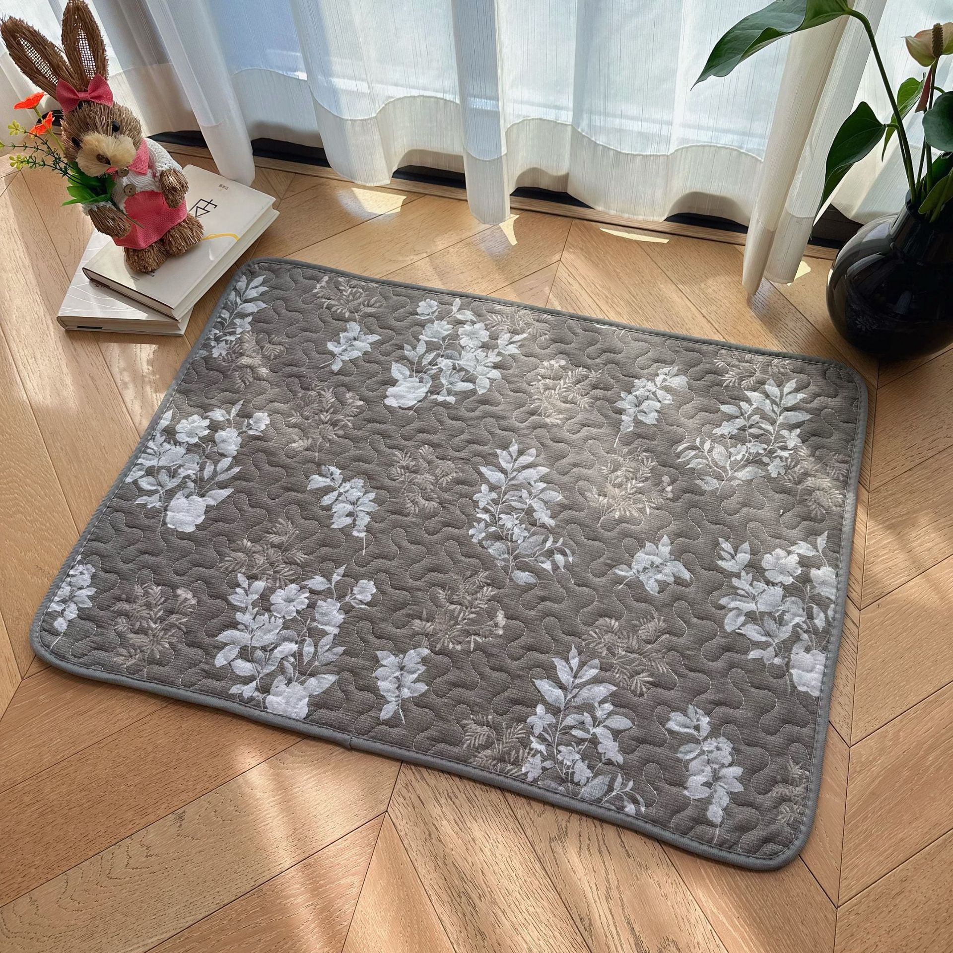 New patterned quilted cotton floor MATS, thickened foot MATS, multi-functional anti-slip MATS, machine washable pet MATS, fabric MATS Application Scenario