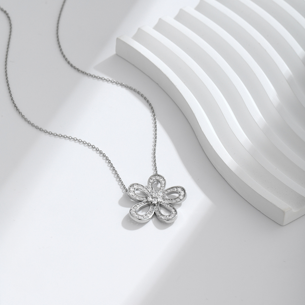 简约时尚柏伶创意小巧大花项链 ins风通勤女士项饰 直播颈链细节图