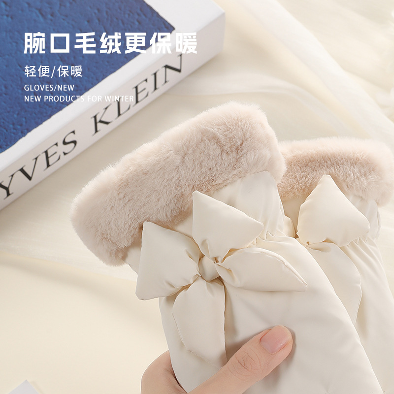 The girl with gloves for winter cold protection, thickened with fleece, keeps warm in winter. Skiing, cycling, outdoor sports, cycling touch screen, cute student Application Scenario
