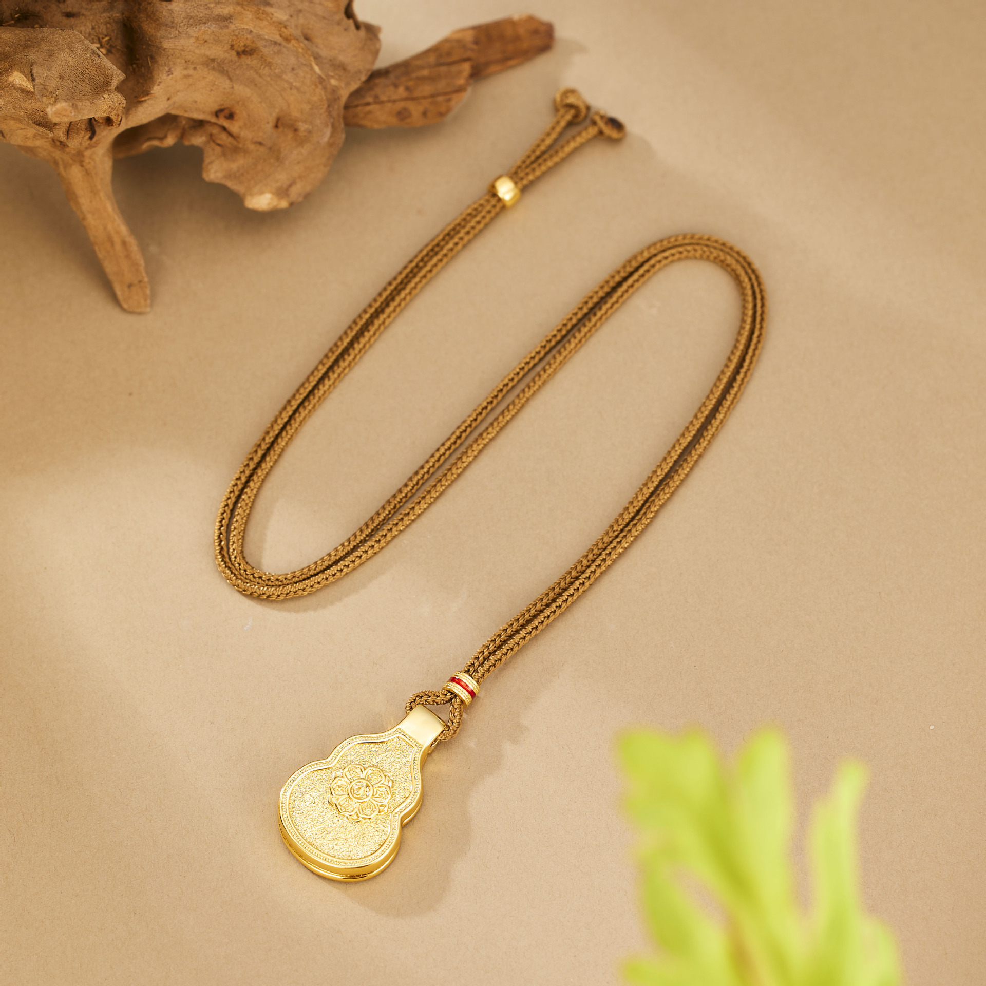 The ancient method of "Double Happiness and Prosperity", the same style as Wei Xue's filigree gourd necklace, gold store, yellow gold with diamonds, ancient method sand gold Application Scenario